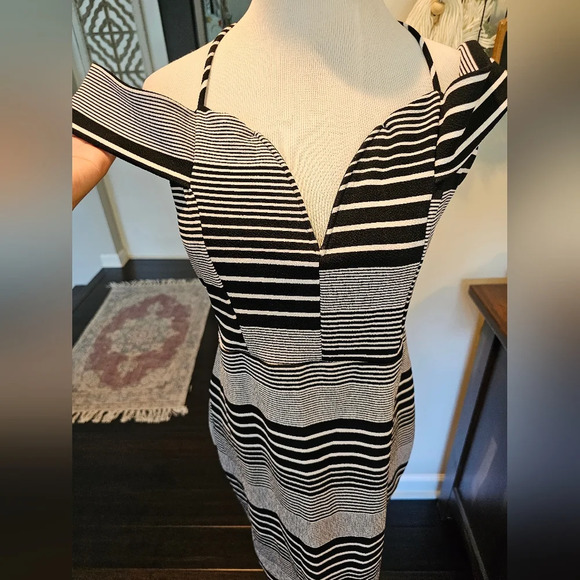 Charlotte Russe •Size Large• Black and White Striped form-fitting dress ☆NWT☆ - Picture 2 of 10